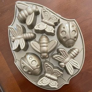 Nordic Backyard Bugs Bakeware